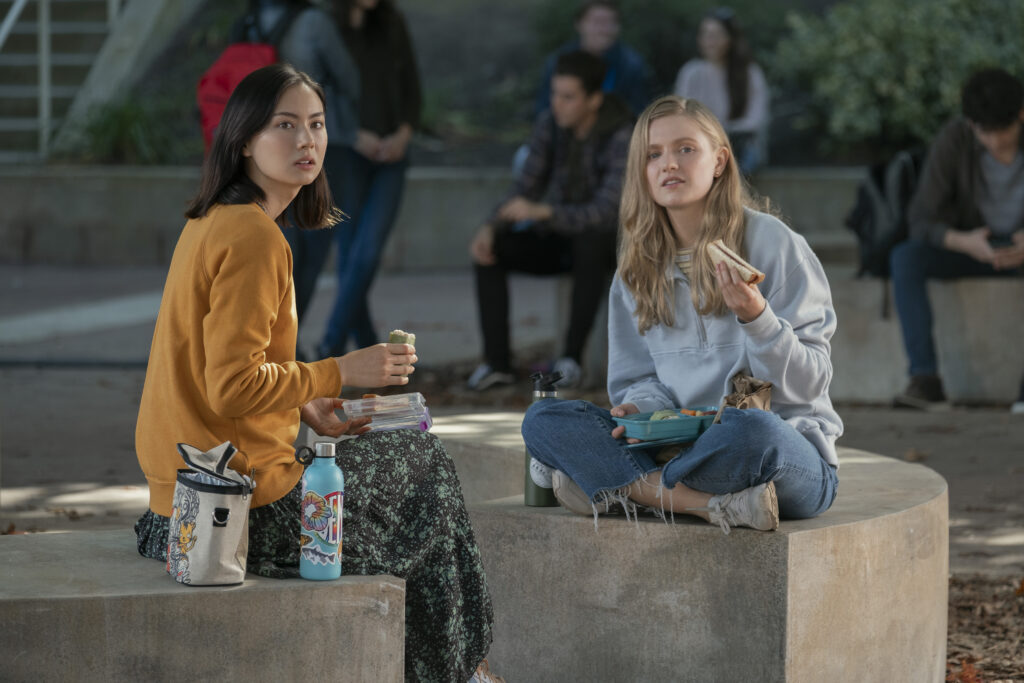 Lauren Tsai as Claudia, Hadley Robinson as Vivian in Moxie, a Netflix film.